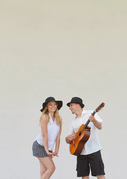 Mann spielt Gitarre, Frau hat Spaß — Stockfoto