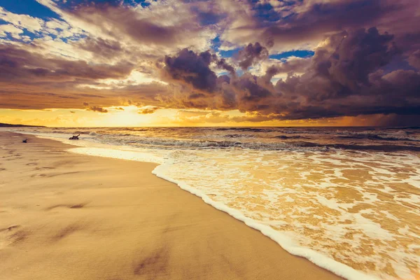 Schöner Sonnenuntergang mit Wolken über Meer und Strand — Stockfoto