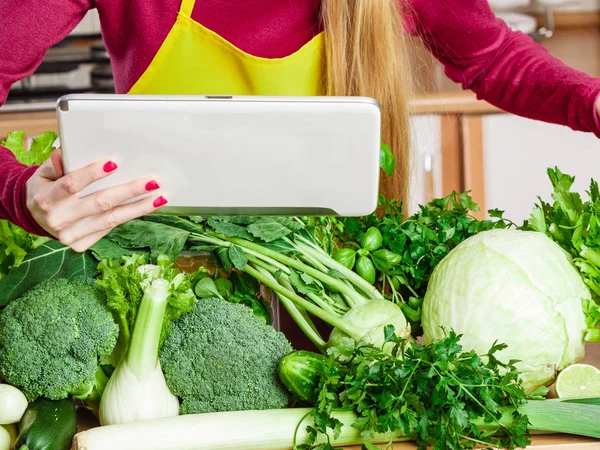 요리에 대해 생각 하는 녹색 채소를 데 하는 여자 — 스톡 사진