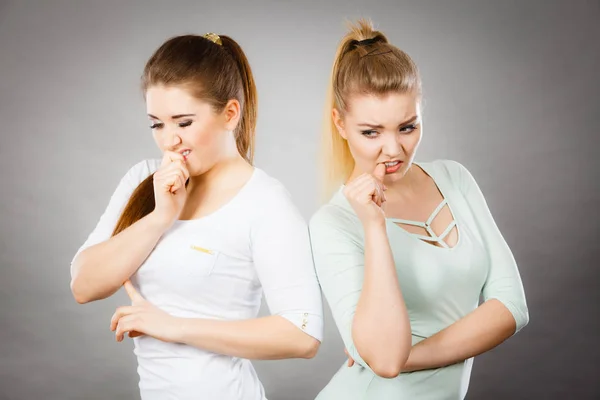 Dos amigas asustadas y preocupadas — Foto de Stock