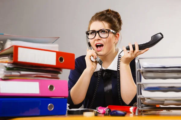 Shocked business woman talking on phone — Stock Photo, Image