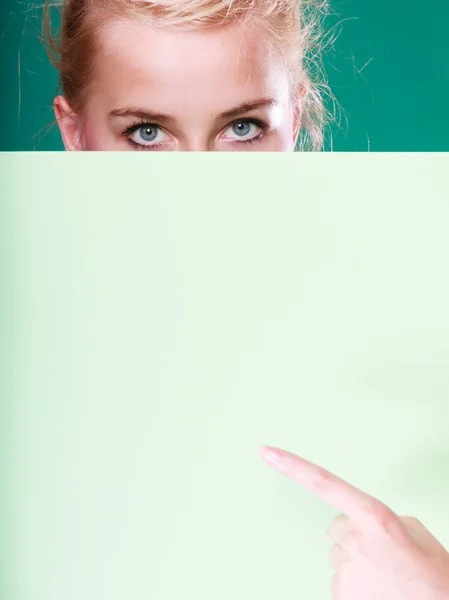 Pin up mulher olhos atrás de sinal branco — Fotografia de Stock