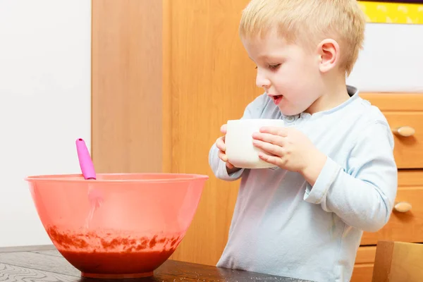 小さな子供の男の子、料理のボウルにケーキを作る — ストック写真