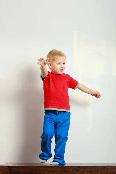 Kleiner Junge spielt und hat Spaß — Stockfoto