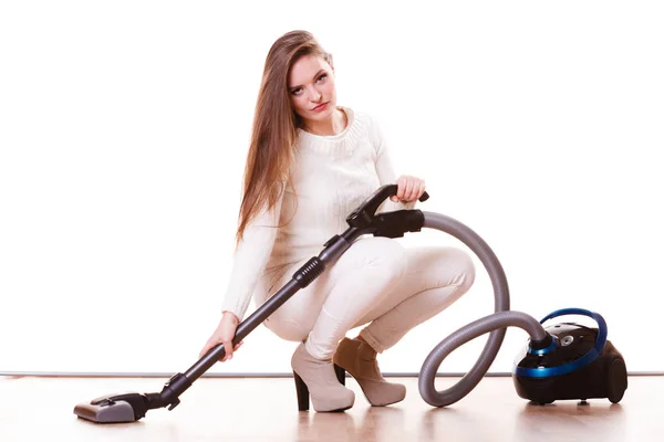 Gadis lucu dengan vacuum cleaner. Pekerjaan rumah tangga — Stok Foto