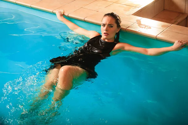 Sexy mulher sedutora relaxante na água à beira da piscina — Fotografia de Stock