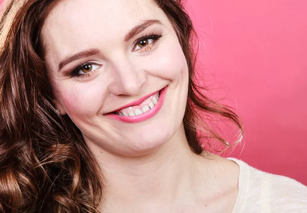 Retrato de chica joven y feliz — Foto de Stock