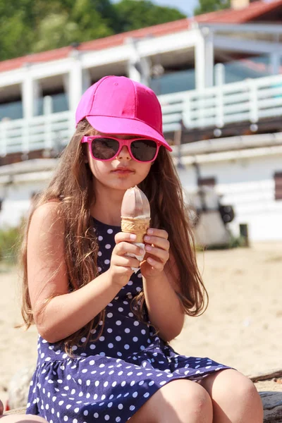 Miúda a comer gelado na praia. Verão . — Fotografia de Stock