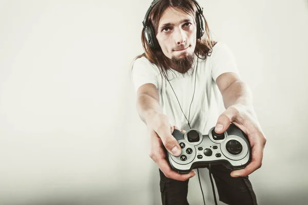 Jogador masculino se concentrar em jogar jogos — Fotografia de Stock