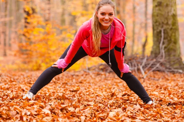 Dynamisches Mädchen dehnt sich im Wald. — Stockfoto