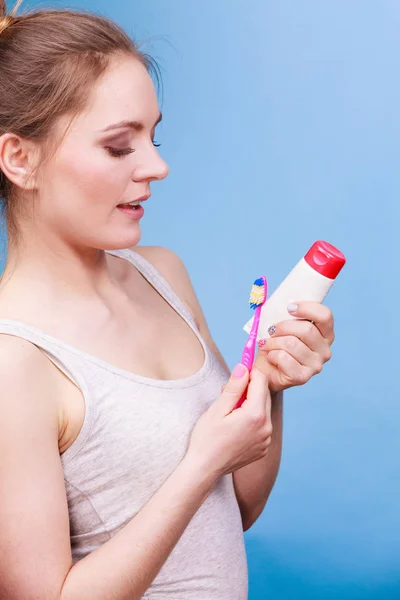 Kobieta trzyma szczoteczkę do zębów i pasty do zębów, czyszczenie — Zdjęcie stockowe