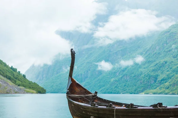 Stary drewniany statek wikingowy w norweskiej przyrodzie — Zdjęcie stockowe