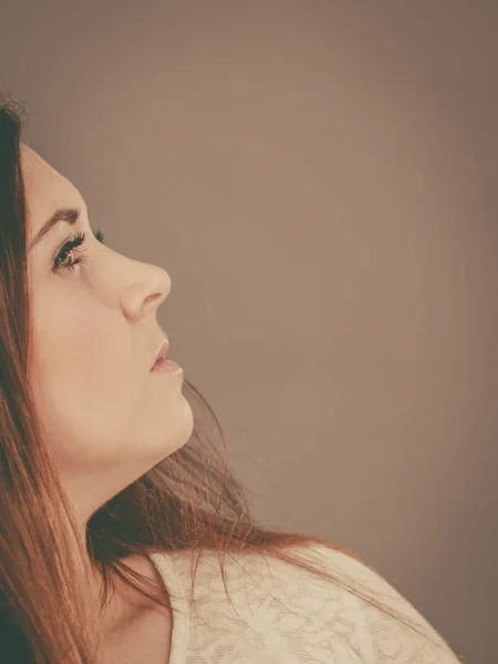 Woman having serious face expression, side shot — Stock Photo, Image