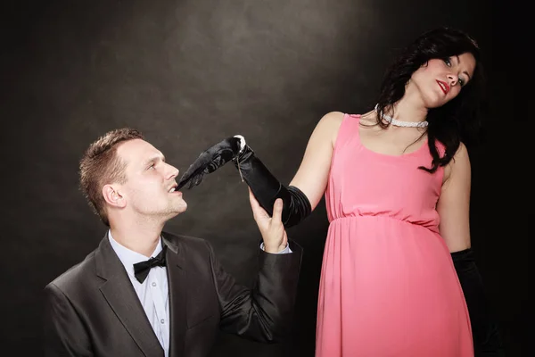 Hombre en traje y mujer en vestido de noche . —  Fotos de Stock