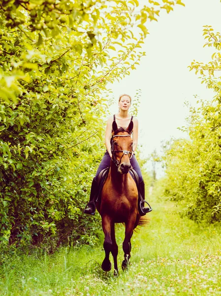 Jovem mulher se livrando de um cavalo — Fotografia de Stock