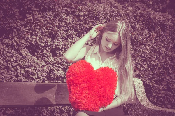 Mulher decepcionada com grande coração vermelho — Fotografia de Stock