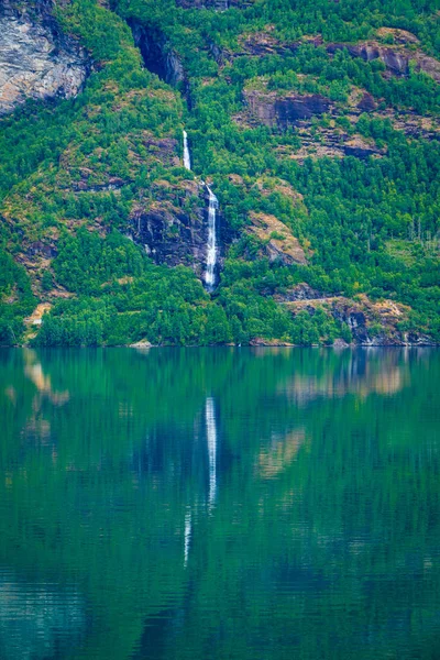 Montañas y fiordo en Noruega , — Foto de Stock