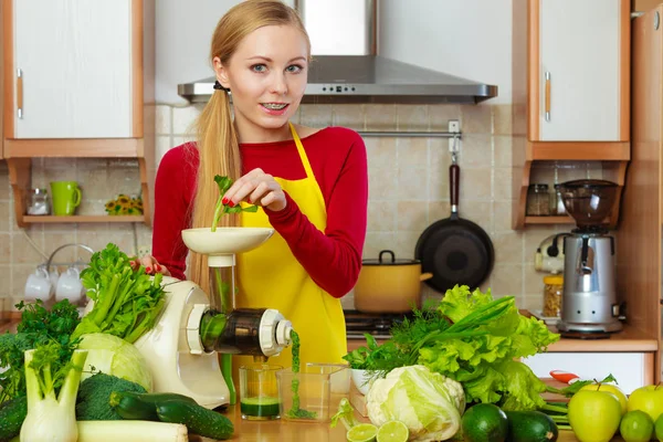 Žena v kuchyni dělat šťávy zeleninové smoothie — Stock fotografie