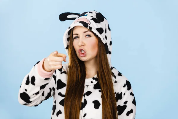 Donna che indossa pigiama cartone animato espressione arrabbiata — Foto Stock