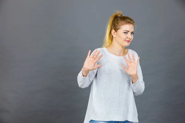 Žena odepřít něco zobrazeno stop gesto s rukama — Stock fotografie