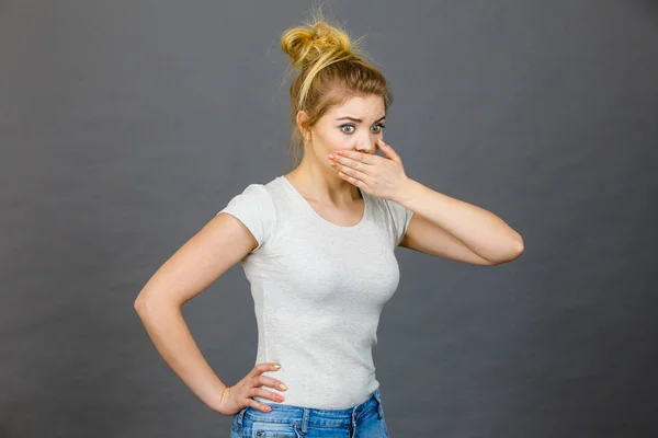 Mujer cubriéndose la boca con la mano —  Fotos de Stock