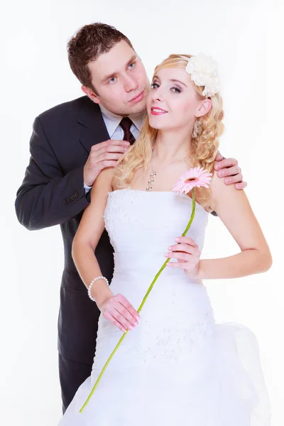 Mutlu damat ve gelin evlilik fotoğrafı için poz — Stok fotoğraf