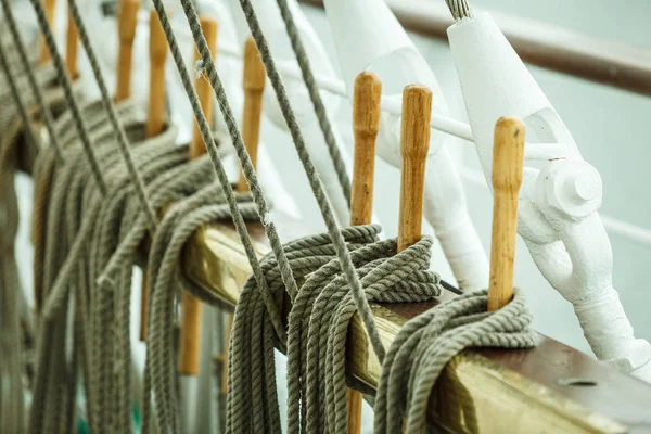 旧的老式港口码头帆船绳索 — 图库照片