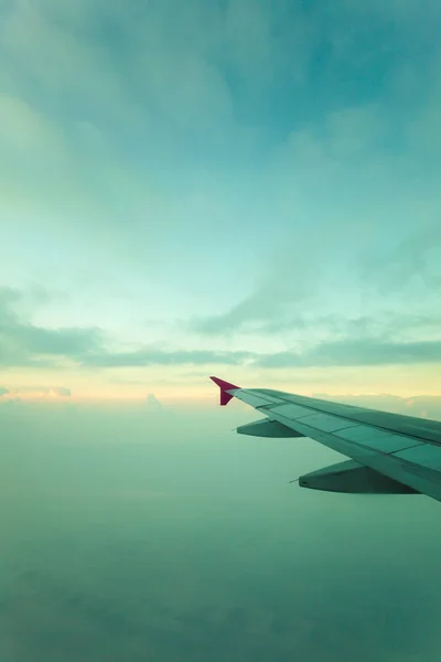 Vista da janela plana, céu em nuvem — Fotografia de Stock