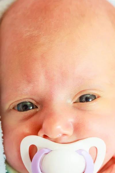 Close-up de recém-nascido deitado com a tetina na boca — Fotografia de Stock