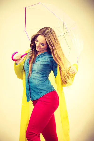 Mujer con abrigo impermeable bajo paraguas — Foto de Stock