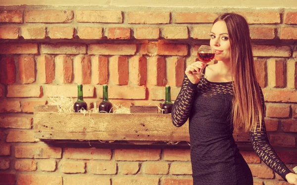 Kobieta, degustacja wina w wnętrzu wiejska Chata — Zdjęcie stockowe