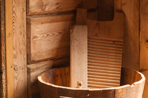 Деревянная мойка и чаша из досок — стоковое фото