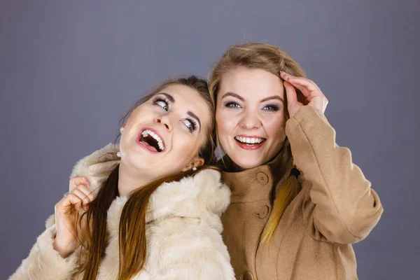 Duas mulheres vestindo casacos castanhos claros — Fotografia de Stock