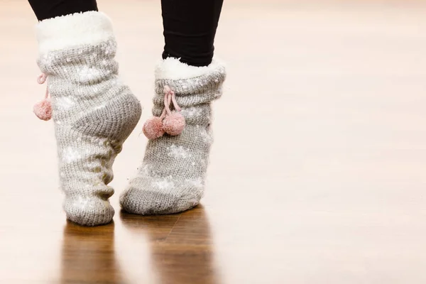 Meisje wintersokken dragen warme. — Stockfoto