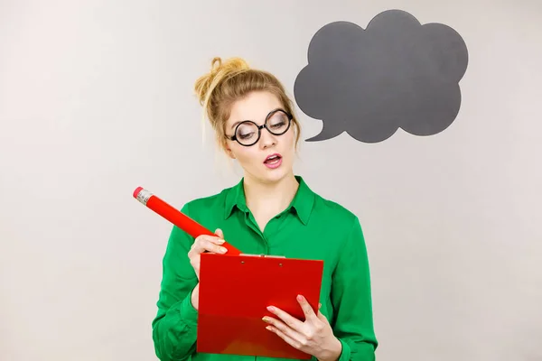 Mujer de negocios pensamiento intensivo y escritura — Foto de Stock