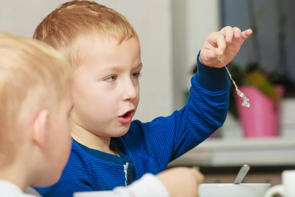 Twee jongens, kinderen, ontbijt samen eten — Stockfoto