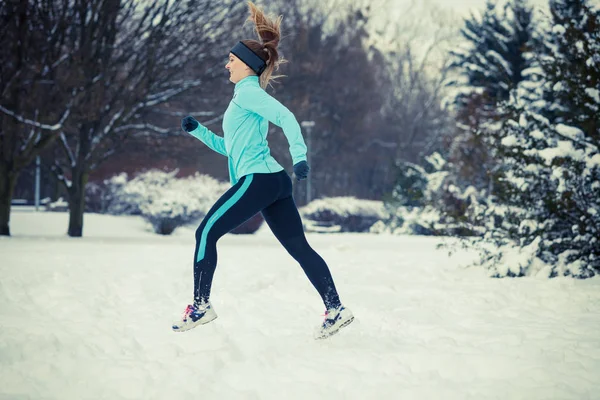 Uruchomione girl noszenie odzieży sportowej, zima fitness — Zdjęcie stockowe
