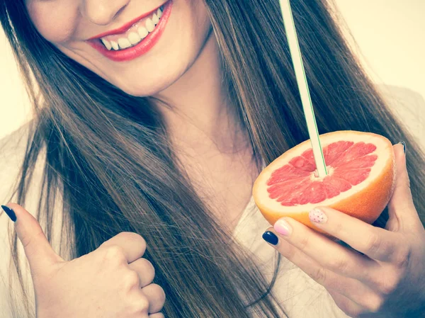 女性は果物からジュースを飲むグレープ フルーツを保持します。 — ストック写真