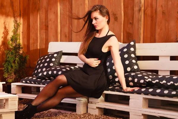 Jeune femme sexy posant sur le banc . — Photo