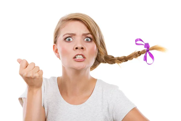 Tonårsflicka i fläta hår gör arga ansiktet — Stockfoto