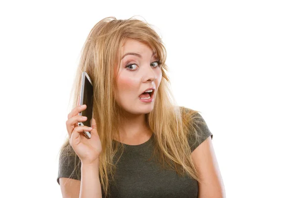 Deli genç kadın telefonda konuşuyor. — Stok fotoğraf