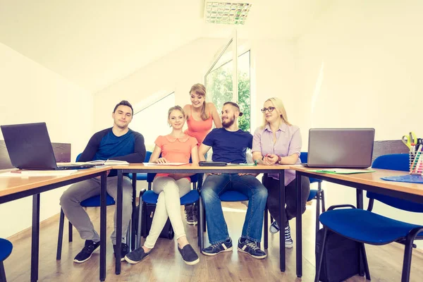 Studenten in de klas tijdens de pauze — Stockfoto