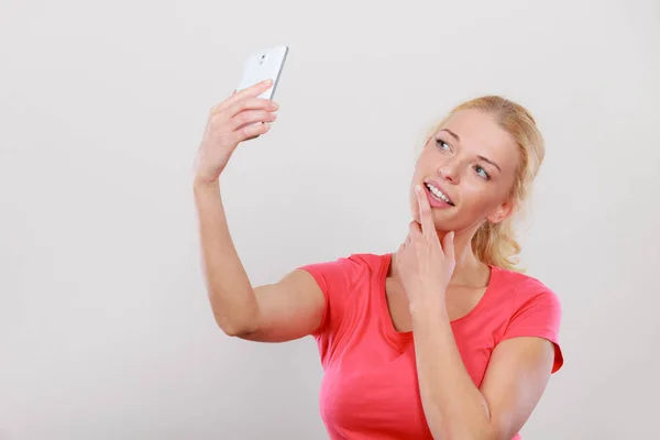 Mujer tomando fotos de sí misma con el teléfono — Foto de Stock