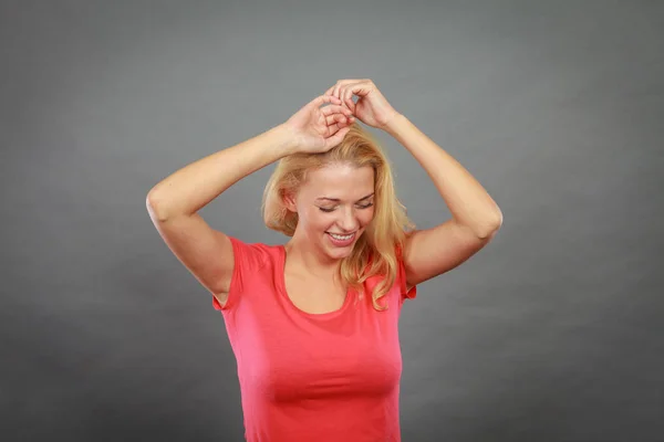 Glücklich positive blonde Frau gestikuliert Hände — Stockfoto