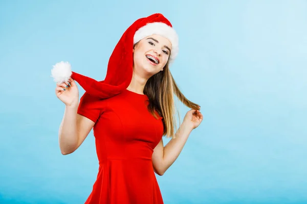 Pozytywne kobieta nosi kostium pomocnik Świętego Mikołaja — Zdjęcie stockowe
