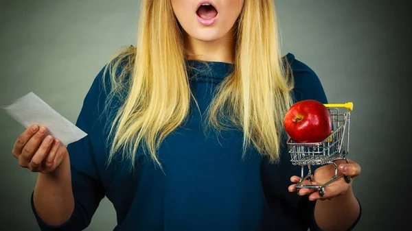 Chockad kvinna som håller varukorg med frukter — Stockfoto