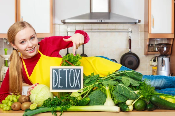 Kobieta w kuchni o diecie zielone warzywa — Zdjęcie stockowe