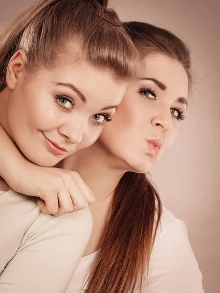 Duas mulheres felizes amigos se divertindo — Fotografia de Stock