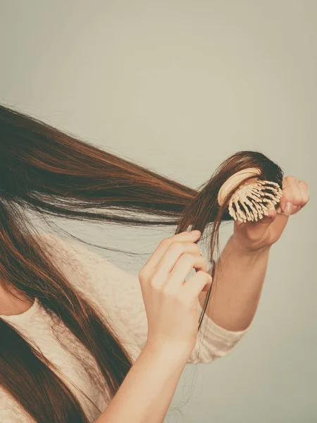 Gelukkige vrouw haar haren borstelen — Stockfoto