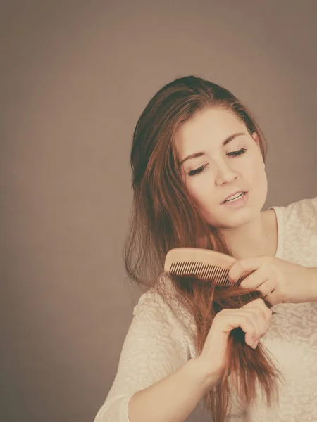 Gelukkige vrouw haar haren borstelen — Stockfoto